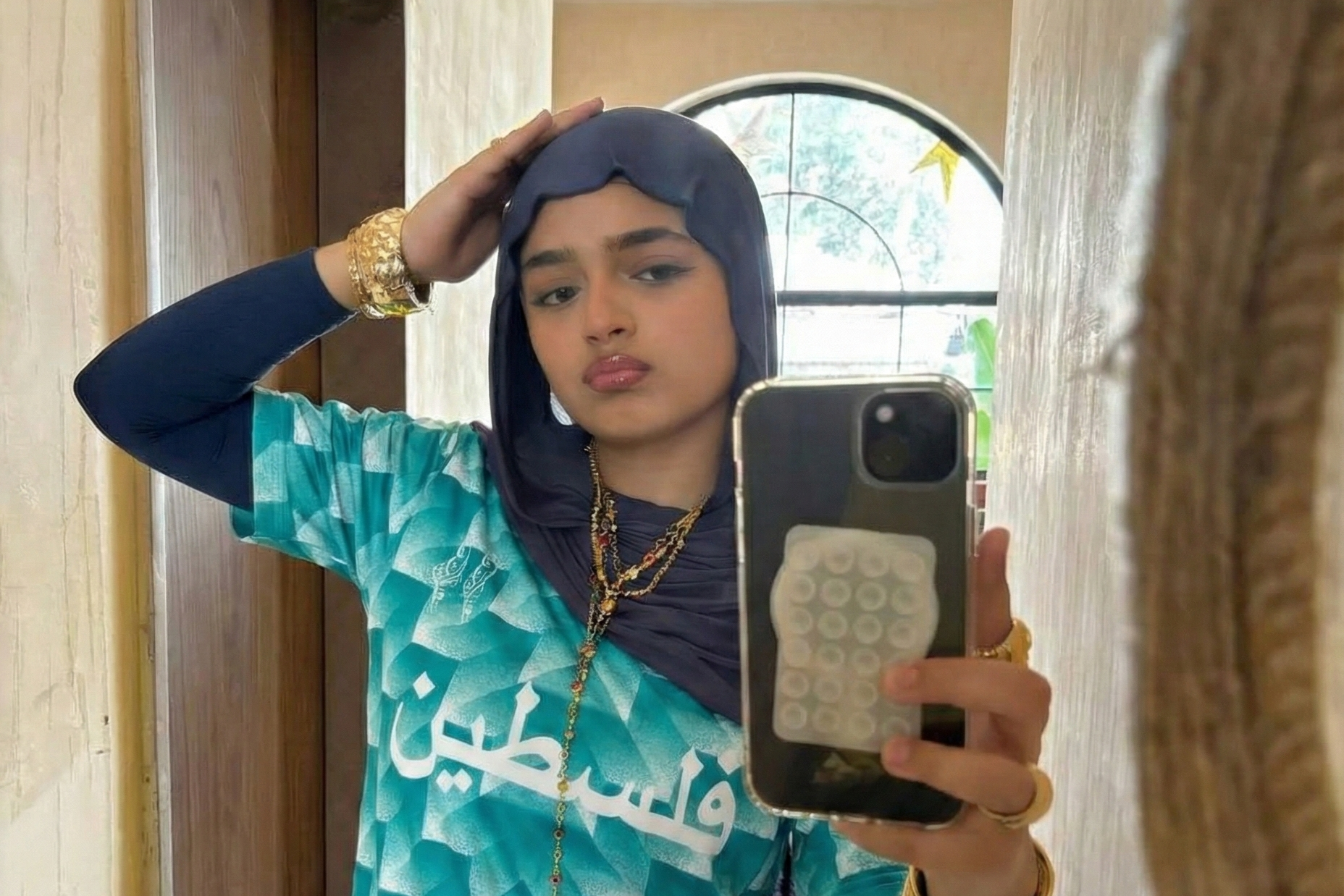 Jeune Femme portant le Maillot Palestine Turquoise