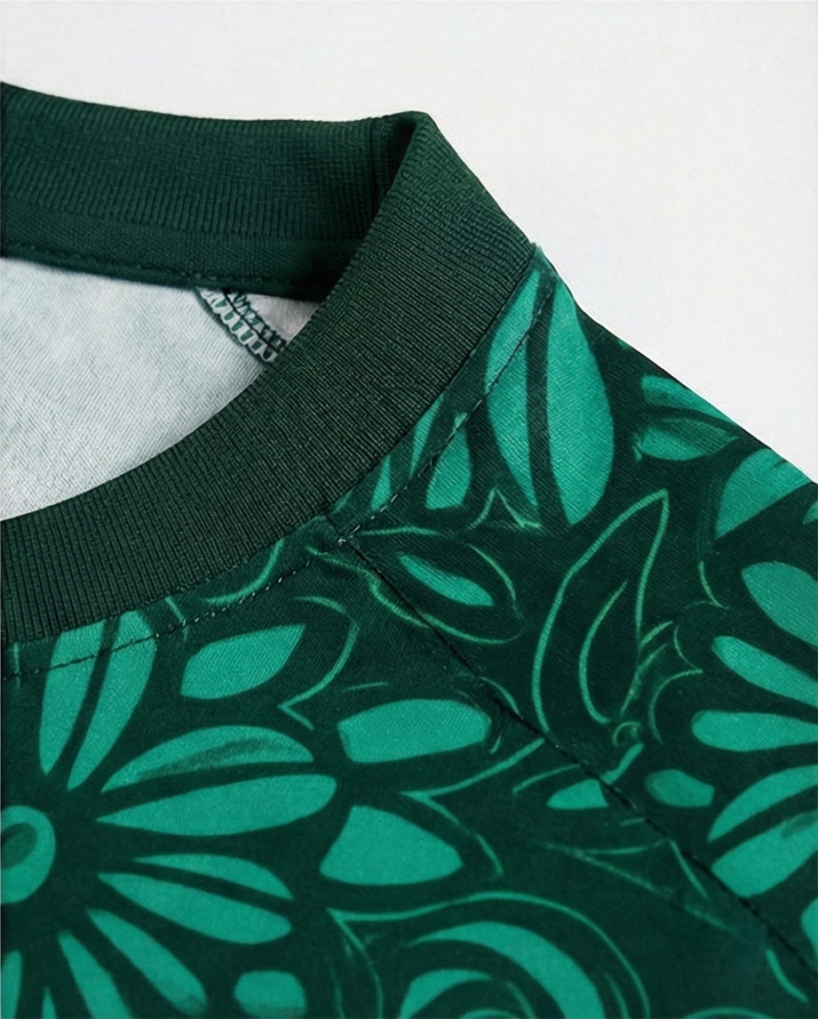 détail du col du maillot Palestine vert Édition Florale avec motif floral turquoise sur fond vert