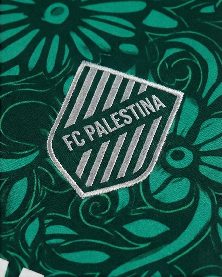 Logo FC Palestina sur le maillot Palestine vert Édition Florale avec motifs floraux.