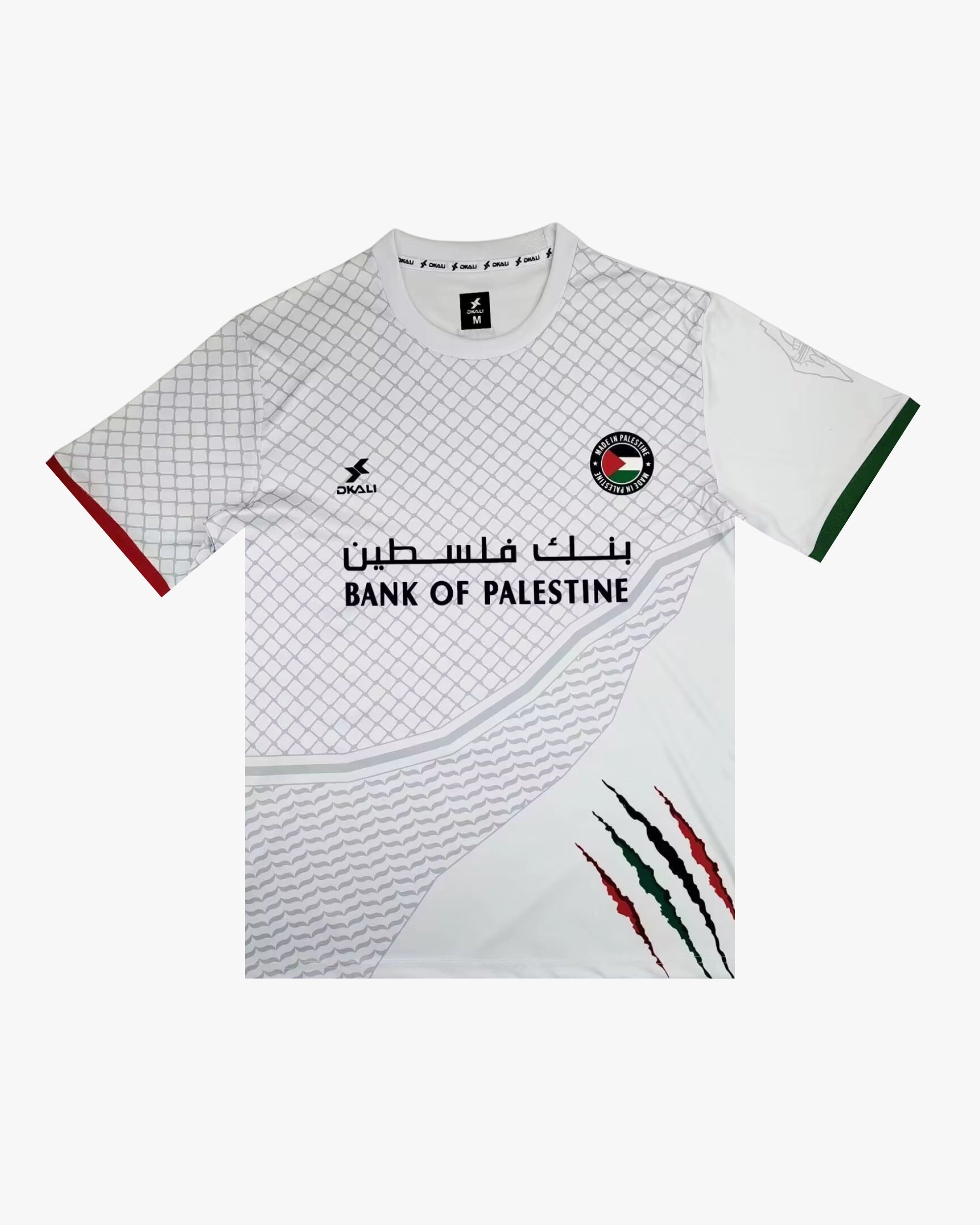 Maillot Palestine Keffieh en blanc avec motif graphique et logos, représentant l'identité culturelle palestinienne.