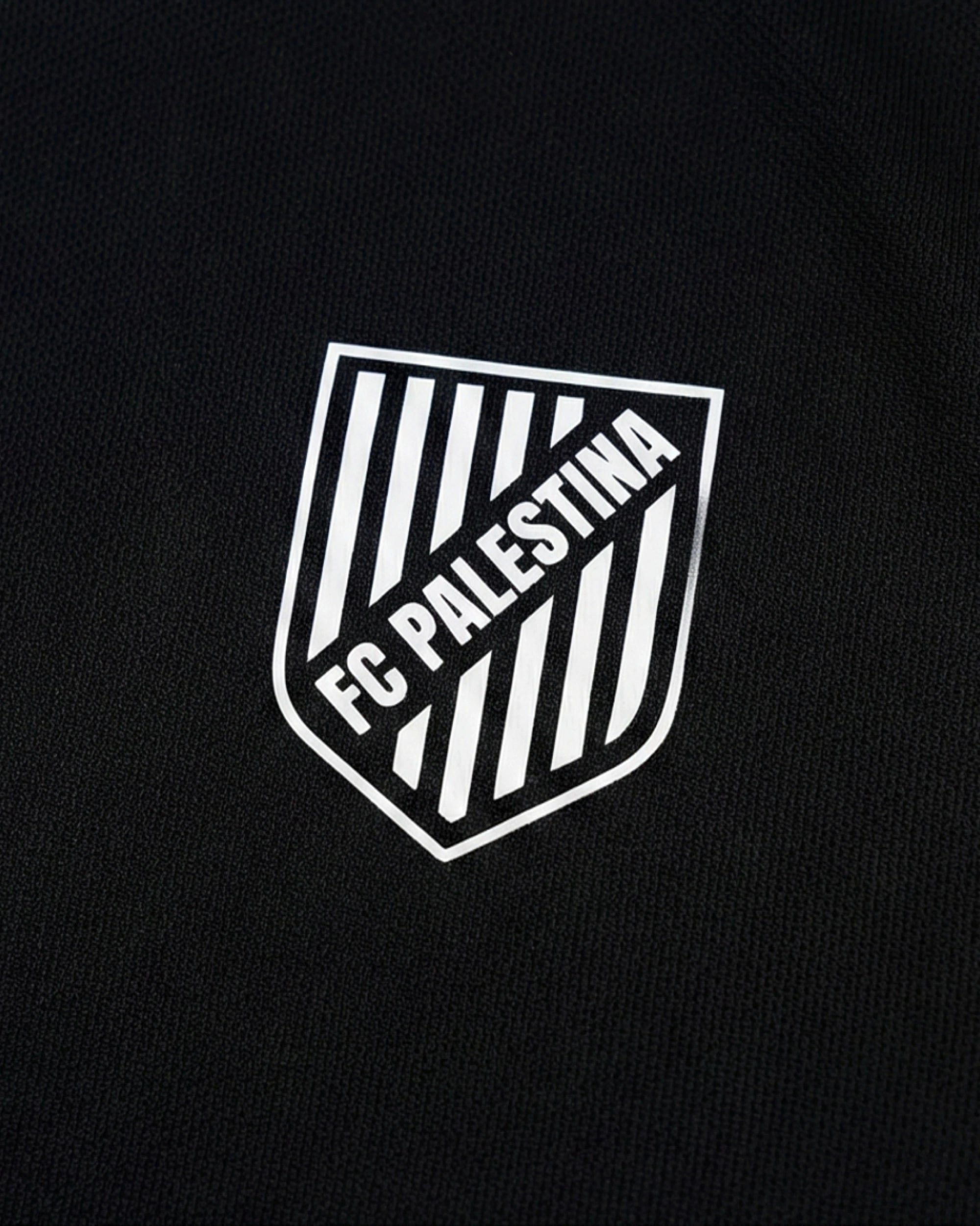 Logo du FC Palestine sur un maillot noir, symbole de l'identité culturelle et de l'élégance du maillot Palestine noir.