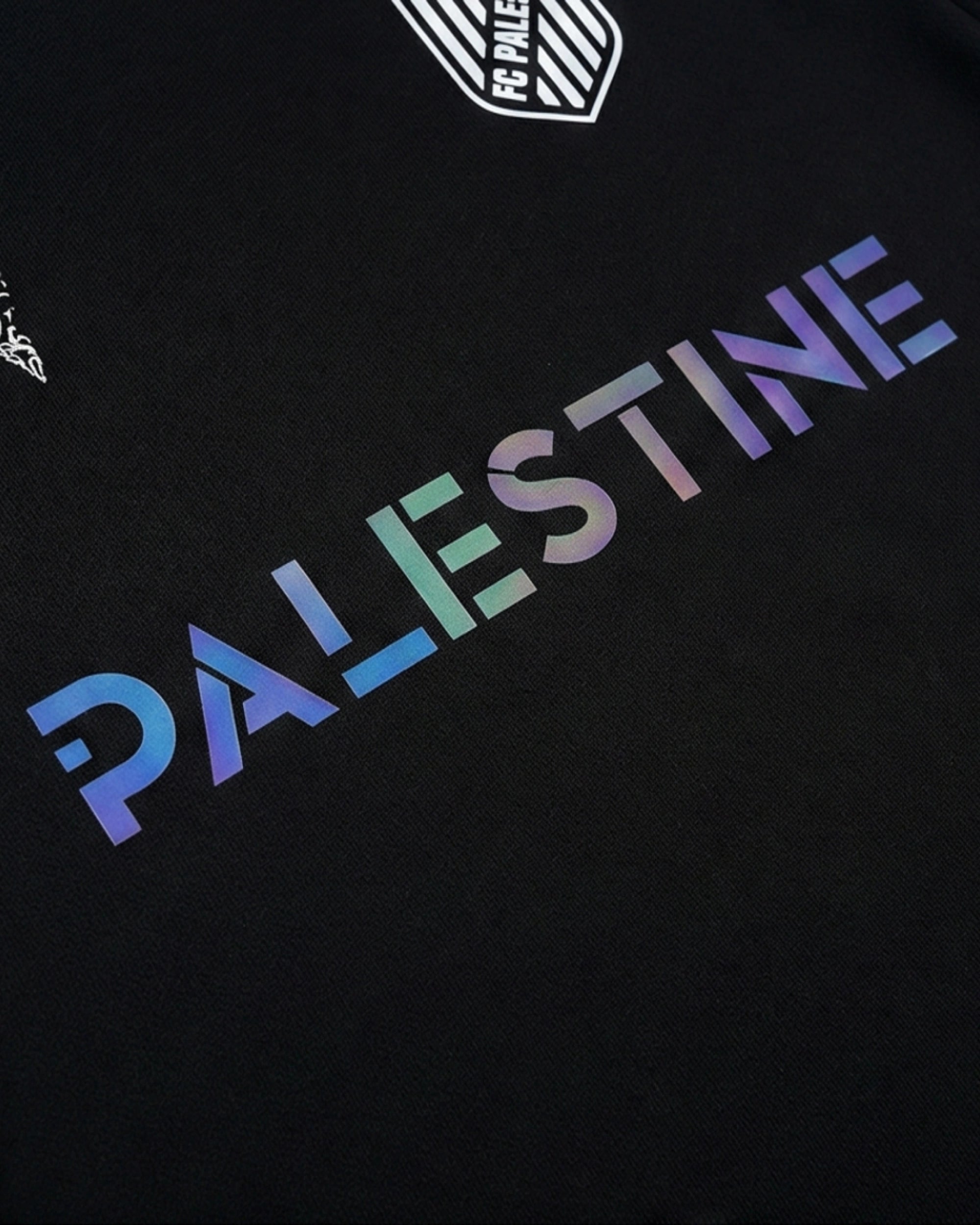 maillot Palestine noir avec un design holographique irisé sur fond noir haut de gamme.