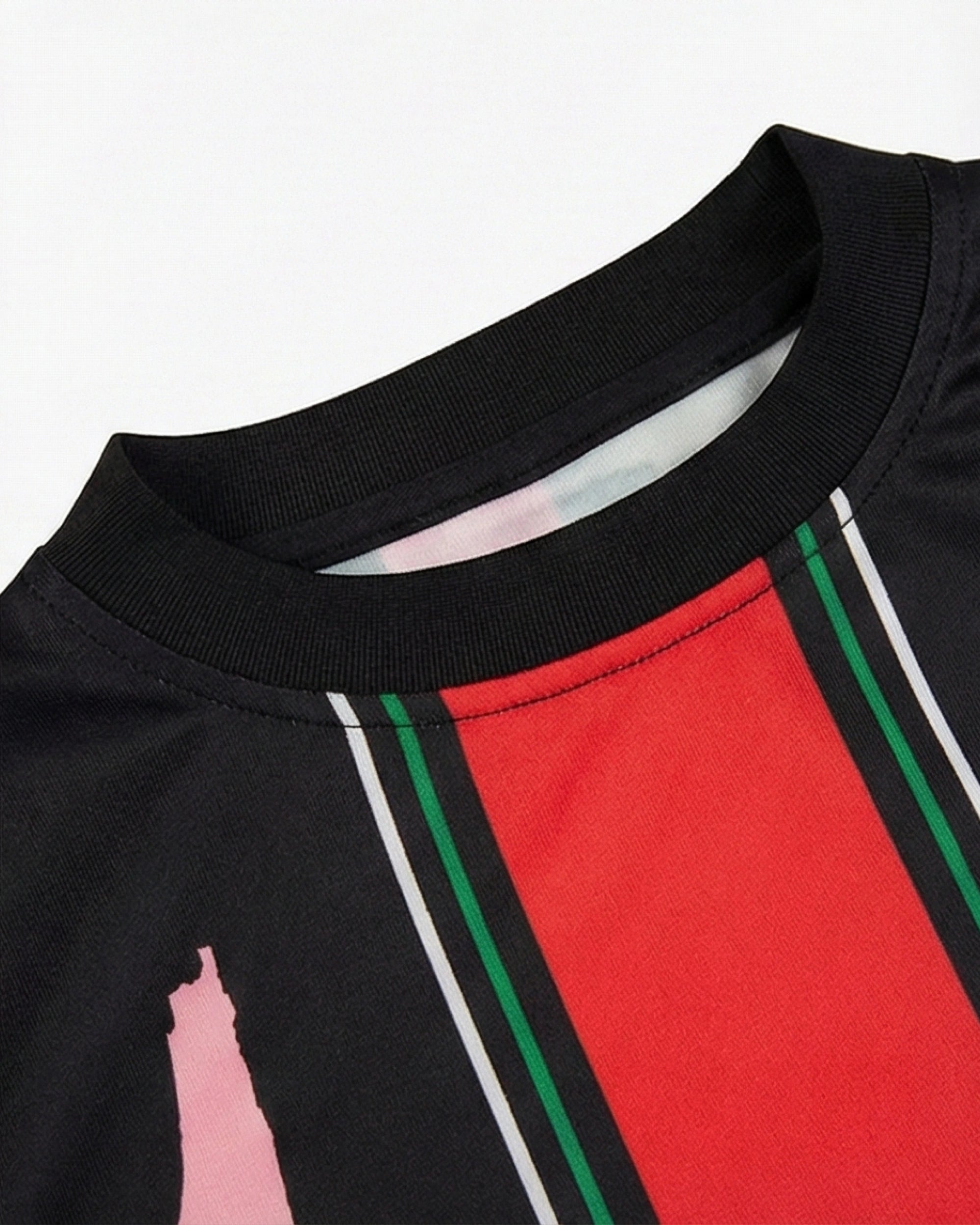 maillot Palestine noir rose – Détail du col de maillot avec bandes rouges et vertes sur fond noir.