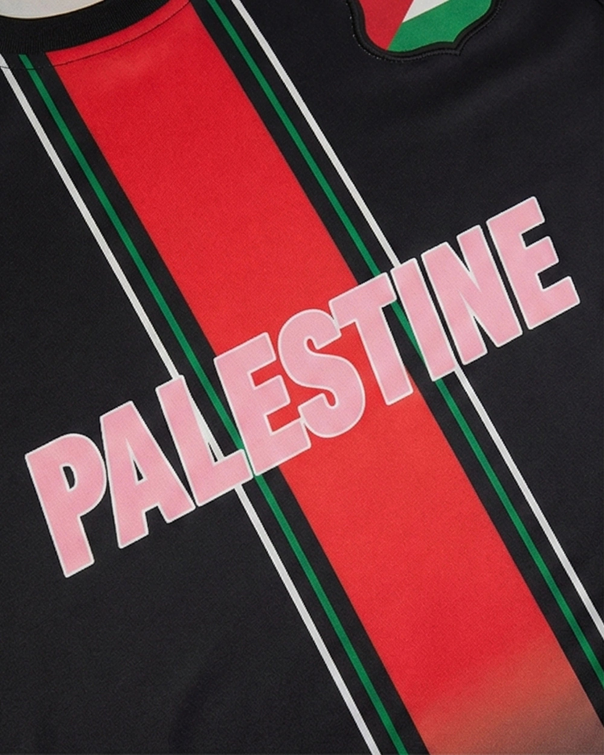 Maillot Palestine noir rose avec un design audacieux et les éléments en rose vif.