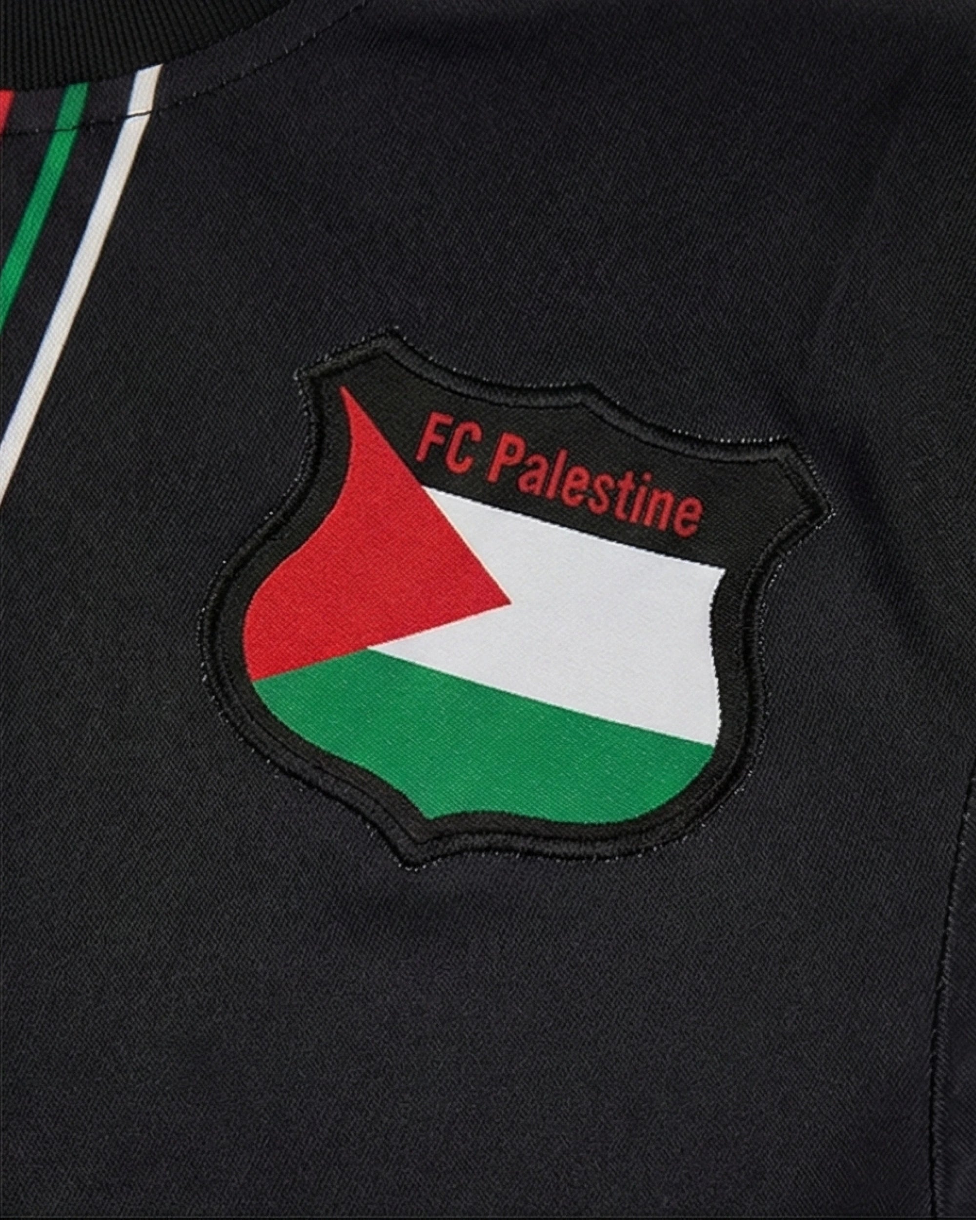 Détail du logo FC Palestine sur le maillot Palestine noir rose Édition Bandes.